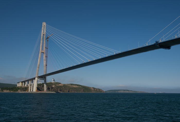 Cây cầu được xây dựng với chi phí nhiều tỷ USD, có chiều dài tới 1104m nối Vladivostok với đảo Russky và bắc qua biển.
