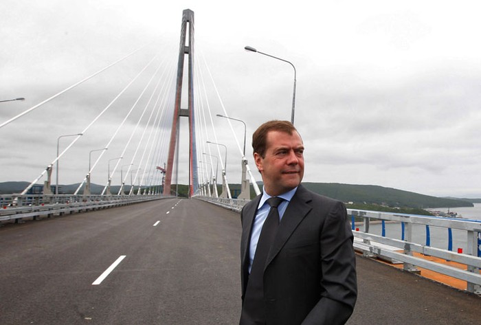 Thủ tướng Dmitry Medvedev đã tới thăm công trình này nhân chuyến đi kiểm tra công tác chuẩn bị cho Hội nghị APEC2012 vào tháng 9 tới.