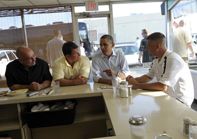 Tổng thống Barack Obama ăn sáng cùng các nhân viên nhà máy địa phương.