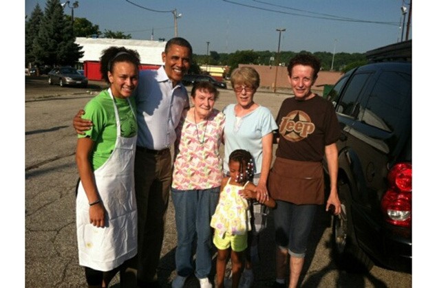 Tổng thống Obama chụp ảnh với chủ quán Harris và gia đình bà.