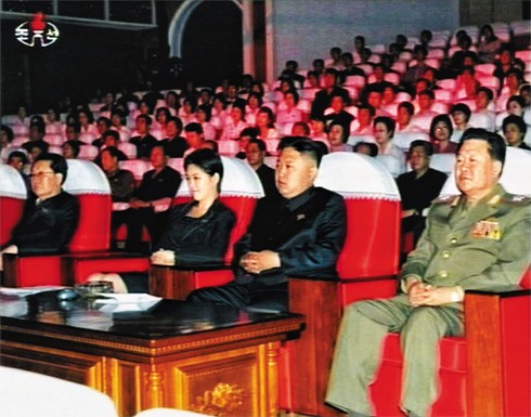 Truyền hình trung ương Triều Tiên phát sóng hình ảnh nhà lãnh đạo Kim Jong-un và một phụ nữ trẻ tham dự một buổi biểu diễn âm nhạc.