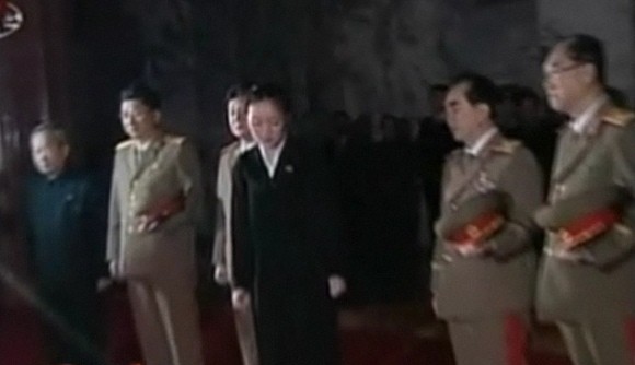 Cô gái làm lễ viếng cố Chủ tịch Kim.