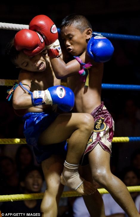 Trong trận đấy Muay Thái, võ sĩ thường dùng đầu gối tấn công địch thủ ngay sườn, bụng và hông, dùng chân nhảy đá song phi để hạ gục đối phương.