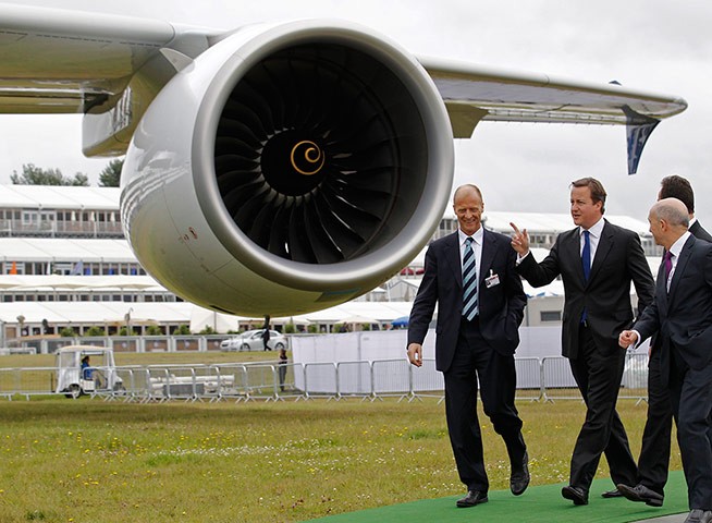 Thủ tướng Anh David Cameron cũng có mặt tại triển lãm và đang tham quan chiếc Airbus A380.