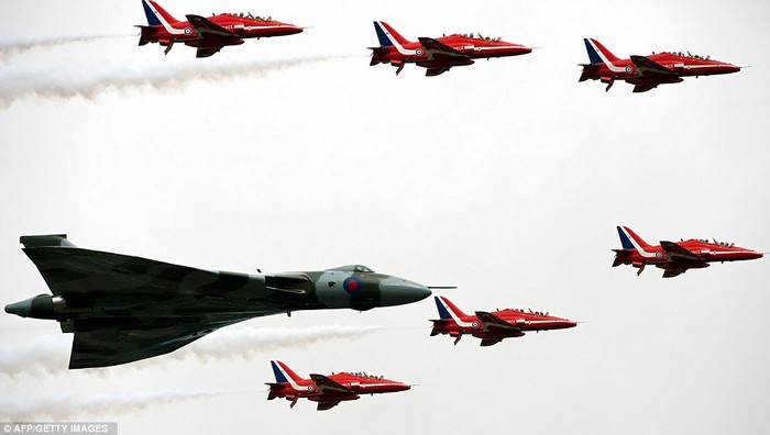 Đội phi cơ Mũi tên đỏ nổi tiếng của Anh phối hợp với máy bay ném bom Vulcan biểu diễn mở màn triển lãm.