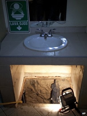 Đường hầm mới nhất được Mexico phát hiện vẫn chưa hoàn thành. Nó xuất hiện bên dưới một bồn rửa phòng tắm trong một nhà kho ở Tijuana.