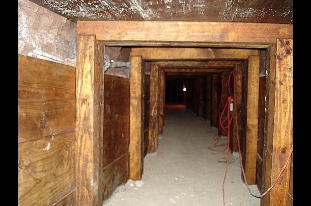Đường hầm dài khoảng 140m được trang bị ánh sáng và được ép gỗ kiên cố nối từ thành phố Mexicali, Mexico tới thành phố Calexico thuộc California.
