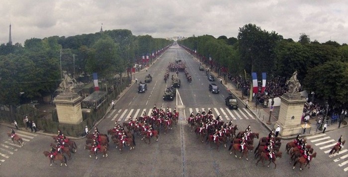 Lực lượng Vệ binh Cộng hoà Pháp diễu binh trên đại lộ Champs-Elysees.