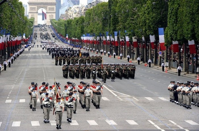 Binh sỹ Pháp diễu binh trên đại lộ Champs-Elysees.