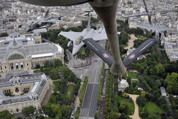 Hình ảnh chụp từ chiếc máy bay Boeing C135, cho thấy 2 máy bay chiến đấu Rafale và 2 máy bay chiến đấu Mirage đang bay qua bầu trời Paris.