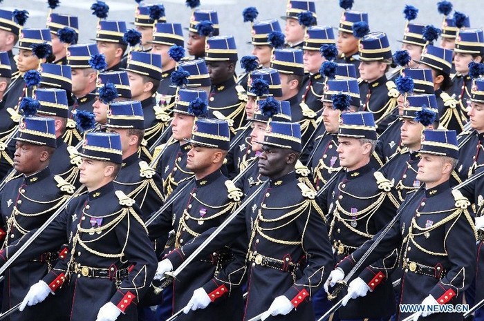 Binh lính Pháp tham gia buổi duyệt binh.
