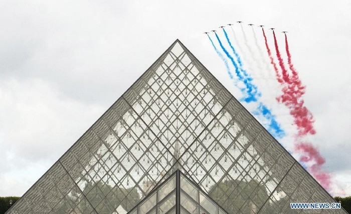 Phi đội Patrouille de France nhả khói rực rỡ trên bầu trời Paris.