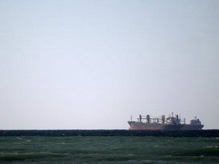 Một tàu chở dầu đi qua eo biển Hormuz. Ảnh: AFP.