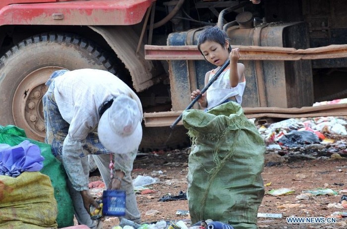 Không chỉ có người lớn mà ngay cả trẻ nhỏ cũng sinh sống bằng nghề bới rác.