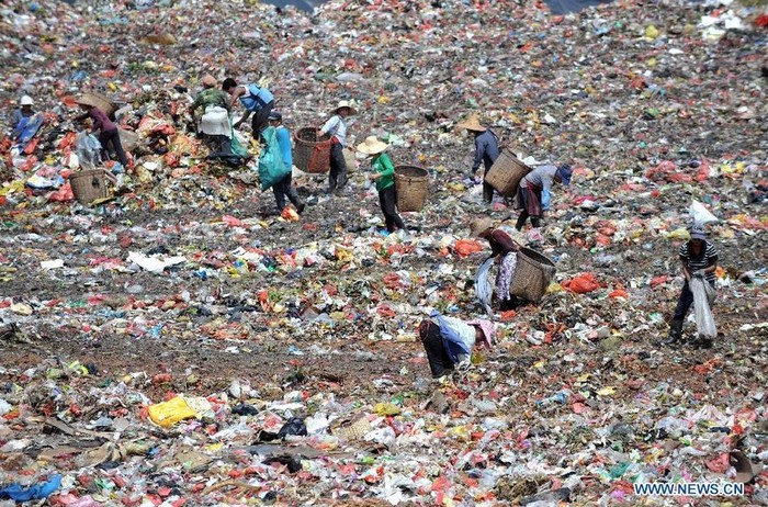 Mỗi ngày, trước khi chế biến, 2.000 tấn rác được vận chuyển và đổ chất đống tại các bãi chứa. Nhưng những bãi rác này lại trở thành nơi cứu sống cho rất nhiều người dân nghèo khổ.