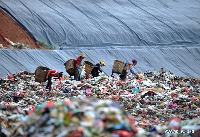 Những người bới rác cần mẫn tìm kiếm đồ có thể tái chế rồi đem bán lấy tiền...