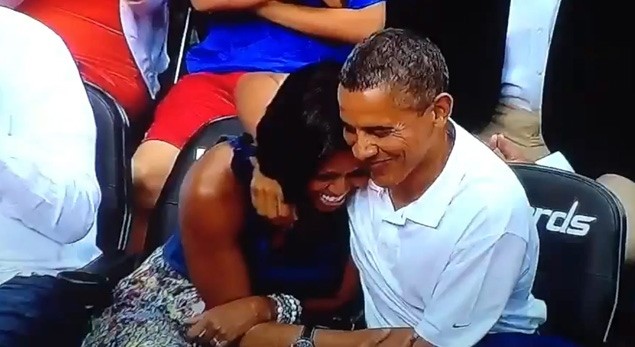 Giây phút tình cảm của vợ chồng Tổng thống Obama.