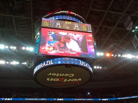 Hình ảnh Tổng thống Obama ôm hôn vợ được chiếu trên màn hình lớn tại sân thi đấu.