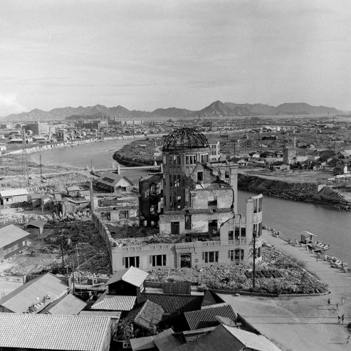 Nhiếp ảnh gia Carl Mydans đã ghi lại hình ảnh một thành phố đổ nát, những vết sẹo và tay chân biến dạng của những người sống sót sau cuộc tấn công hạt nhân đầu tiên của thế giới. Thành phố Hiroshima, Nhật Bản vào năm 1947 vẫn còn là đống đổ nát.