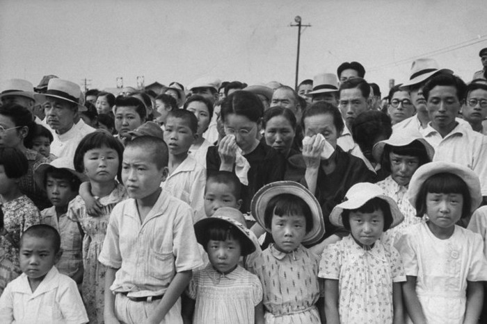 Người dân Nhật khóc thương cho người thân, bạn bè - những người đã thiệt mạng trong vụ nổ năm 1945.