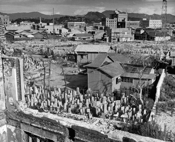 Những ngôi nhà nhỏ được xây dựng tạm bên trong một nghĩa trang ở Hiroshima.