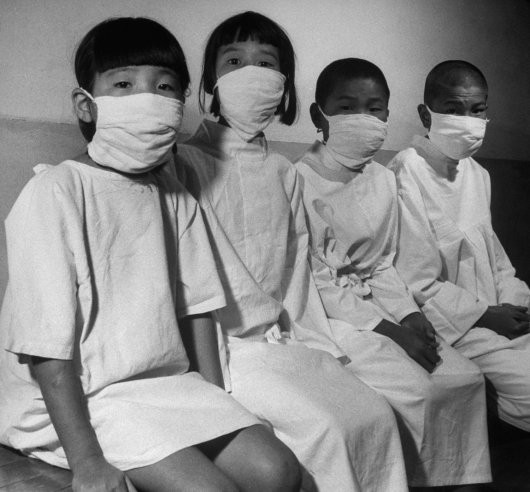 Những đứa trẻ ở Hiroshima chờ đến lượt mình để kiểm tra sức khoẻ.