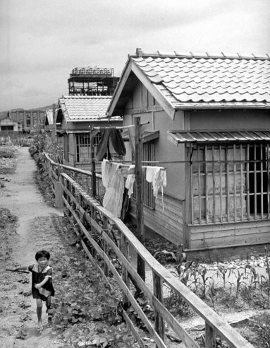 Cuộc sống ở Hiroshima vào năm 1947 đầy rẫy những khó khăn.