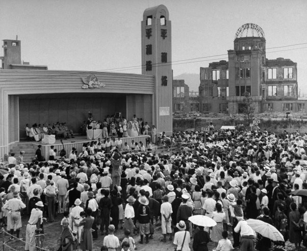 Một buổi lễ mang tên "Hoà bình" (1947), kỷ niệm 2 năm ngày Mỹ ném bom nguyên tử xuống 2 thành phố của Nhật Bản.