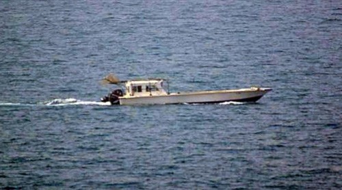 Bức ảnh do hải quân Mỹ cung cấp cho thấy hình ảnh chiếc thuyền nhỏ bị bắn ngoài khơi bờ biển. Dubai.