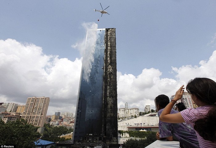 Toà tháp Polat 42 tầng, cao 152m đã bất ngờ bốc cháy nghi ngút.