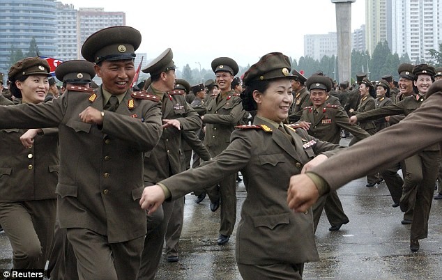 Sĩ quan, binh sĩ nam nữ nhảy múa trên các đường phố và trung tâm mua sắm tại Bình Nhưỡng để mừng ông Kim Jong-un trở thành tân Nguyên soái Quân đội Nhân dân Triều Tiên.