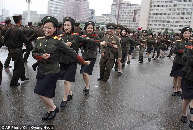 Nhà lãnh đạo trẻ Kim Jong-un đã được phong hàm Đại tướng vào tháng 9/2010 và giờ được thăng quân hàm Nguyên soái của quân đội Triều Tiên