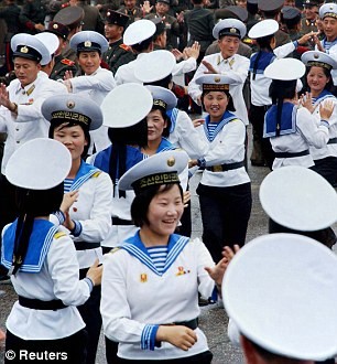 Những học sinh, sinh viên trong trang phục quân nhân Hải quân Bắc Triều Tiên múa mừng lãnh tụ
