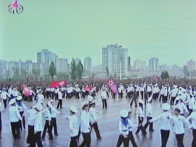 Trong niềm vui của mình, sĩ quan, binh sĩ, học sinh, sinh viên Bắc Triều Tiên đã biến bầu không khí thủ đô Bình Nhưỡng thành một lễ hội thật sự.