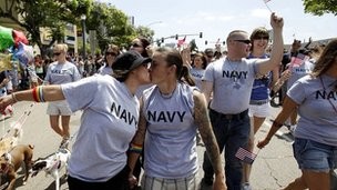 Các thành viên quân đội Mỹ tham gia cuộc diễu hành đồng tính San Diego năm ngoái.