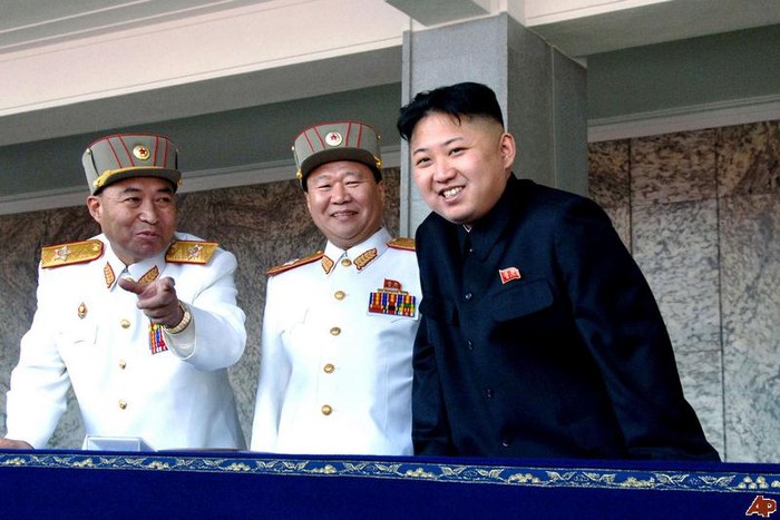 Cựu Tổng tham mưu trưởng Ri Yong-ho, Chủ nhiệm Tổng cục Chính trị Choe Ryong-hae bên cạnh nhà lãnh đạo Kim Jong-un