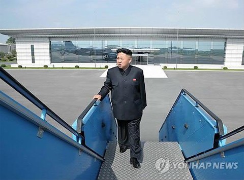 Ông Kim Jong-un thị sát sân bay Sunan mà không cần hộ tống nghiêm ngặt như mọi khi.