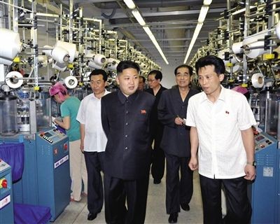 Ông Kim Jong-un đi thăm một nhà máy dệt ở Bình Nhưỡng