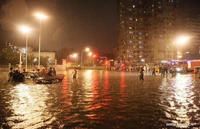 Các tuyến phố của Bắc Kinh bị biến thành biển nước.