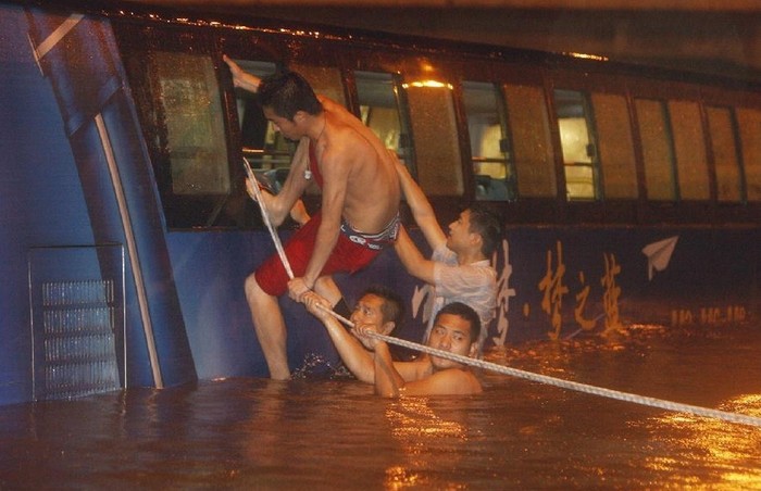 Các hành khách trên một chuyến xe buýt 2 tầng đã được đưa tới nơi an toàn sau khi chiếc xe bị mắc kẹt giữa dòng nước cao kỳ lục.