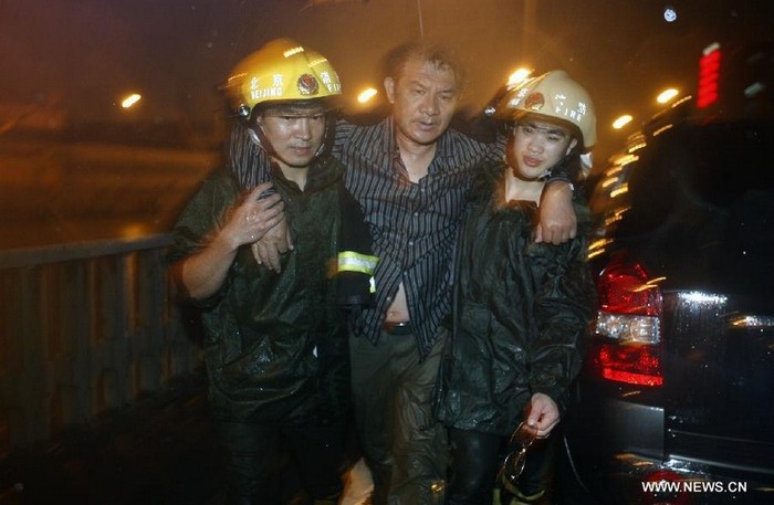 Công tác cứu hộ gặp không ít khó khăn do mưa lớn.