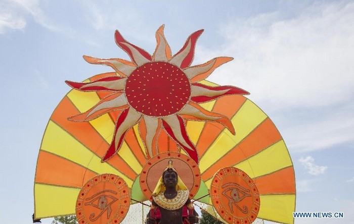 Lễ hội Caribana được tổ chức trong 3 tuần vào tháng 7 hàng năm đã thu hút hàng ngàn người tham gia.