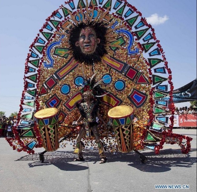 Tại sự kiện lớn đầu tiên trong lễ hội là cuộc diễu hành Carnival Junior, các vũ công vừa trình diễn những bộ trang phục cầu kỳ, bắt mắt vừa nhảy những vũ điệu huyền bí, bốc lửa của người dân vùng Caribe.