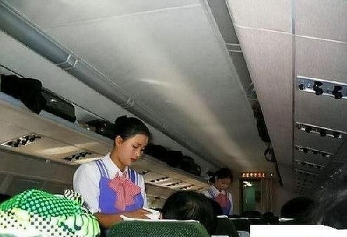 Nữ nhân viên phục vụ trên tàu.