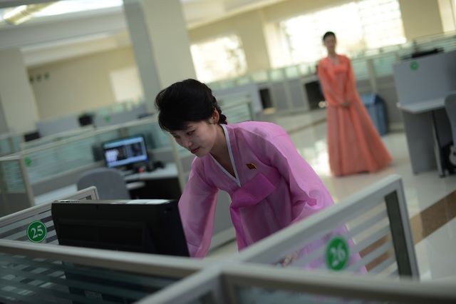 Một cô gái Triều Tiên đang kiểm tra máy tính trong một công ty phần mềm âm nhạc ở Bình Nhưỡng.
