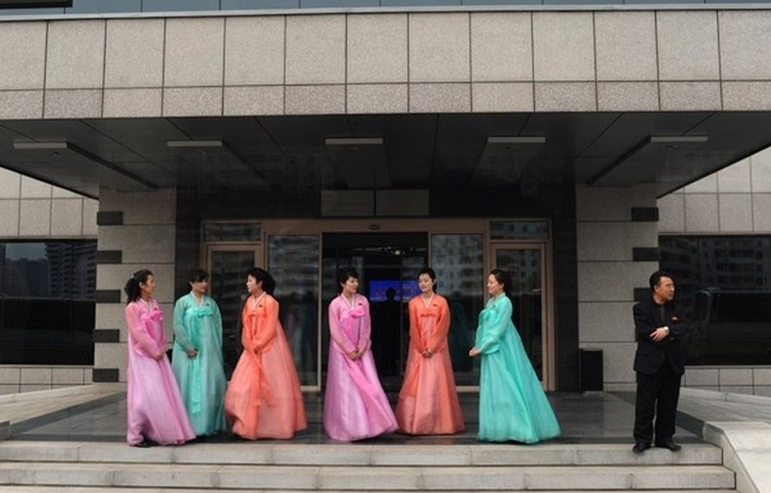 Bộ trang phục Chosŏn-ot (hay Hanbok) tạo nên vẻ đẹp truyền thống của người phụ nữ Triều Tiên.