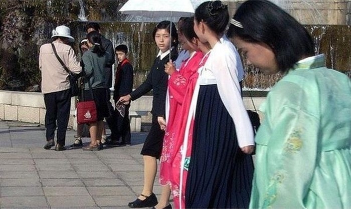 Các cô gái Triều Tiên đi dạo trên đường.