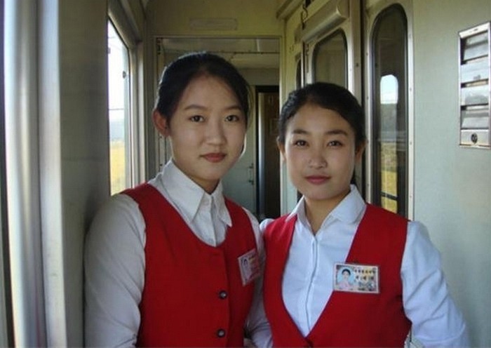 Hai nữ nhân viên xinh đẹp trên tàu.
