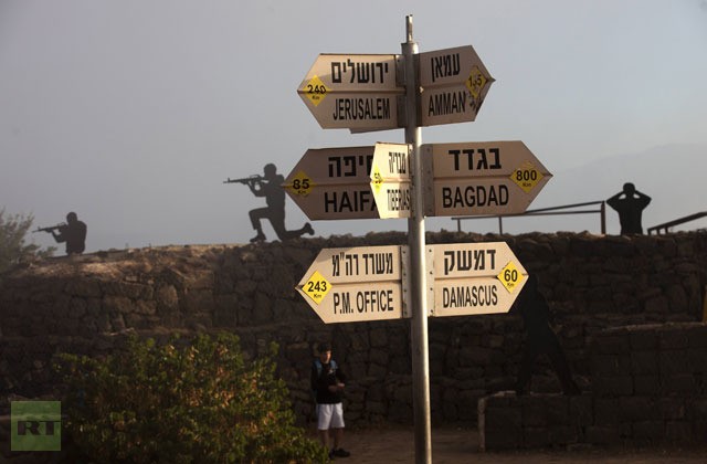 Biển chỉ đường cho thấy quãng đường tới Jerusalem, Baghdad, Damascus và một số địa điểm khác tại một đồn quân sự của Israel trên núi Bental, cao nguyên Golan.