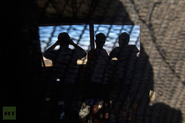 Các du khách đến làng Buqaata trên cao nguyên Golan để quan sát cuộc xung đột rõ hơn.